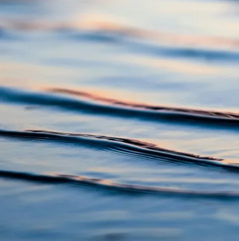 Surface de l'eau ridée, reflets calmes