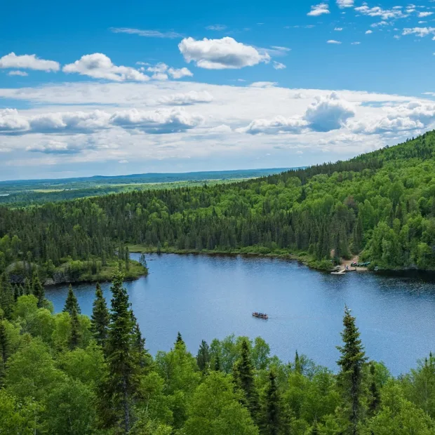 Lac entouré de forêt boréale vu d'en haut, en Abitibi-Témiscamingue