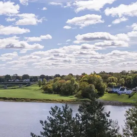 Rivière bordée d'arbres aux couleurs de l'automne, dans le Centre-du-Québec