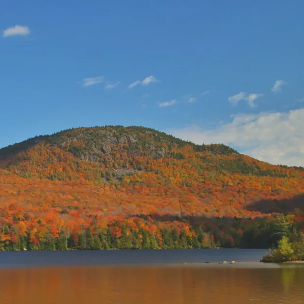 Une montagne aux couleurs de l'automne au bord d'un lac des Laurentides