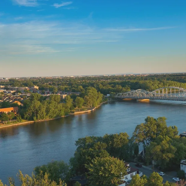 La rivière des Prairies et un pont vers Laval, vus du ciel