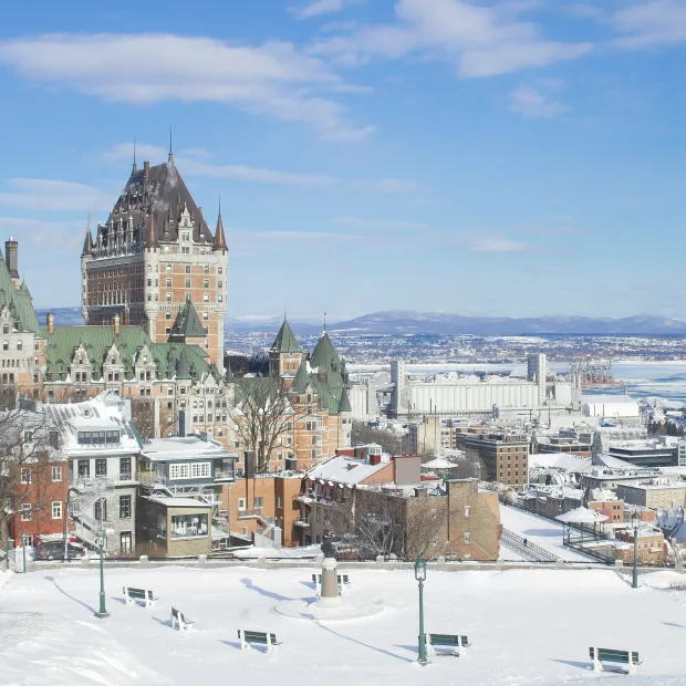 Le Château Frontenac et le Vieux-Québec sous la neige, le fleuve en arrière-plan